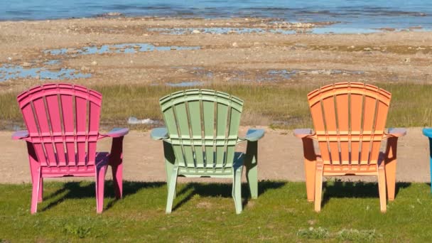 Chaises colorées au coucher du soleil — Video