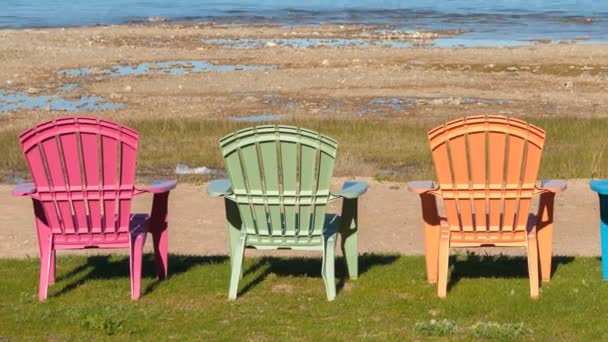 Chaises colorées au coucher du soleil — Video