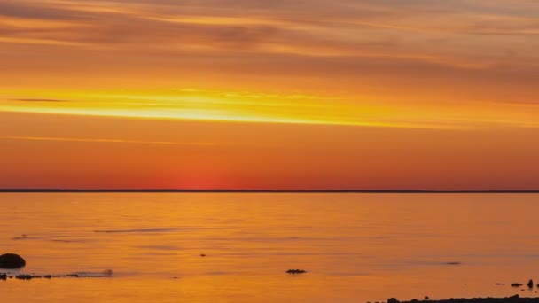 Salida del sol sobre el lago Hurton — Vídeo de stock