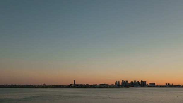 Boston flygplats med skyline vid solnedgången — Stockvideo
