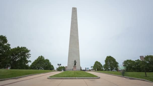 Boston bunker hill monument med suddiga turister — Stockvideo
