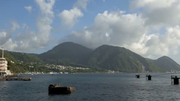 Tijd lapse wolken over heuvels passerende op dominica roseau — Stockvideo