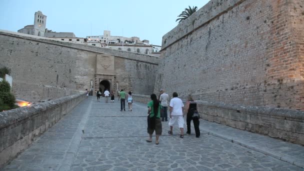 Turistas na passarela do castelo — Vídeo de Stock