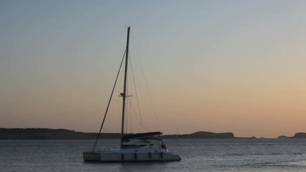 Barco à vela no pôr-do-sol Ibiza — Vídeo de Stock