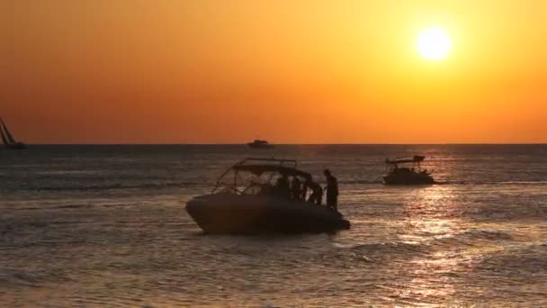 Ibiza zonsondergang in de zee met boten op het water — Stockvideo