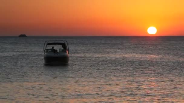 Ibiza Pôr do sol no mar com barcos na água — Vídeo de Stock