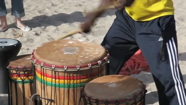 Барабанщики на пляже Ибицы — стоковое видео
