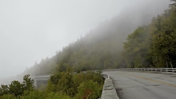 Αυξανόμενη ομίχλης στην οδογέφυρα με αυτοκινήτων — Αρχείο Βίντεο