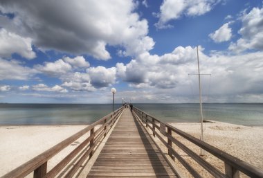 Baltık Denizi üzerinde ahşap iskele