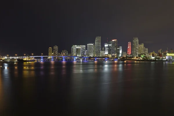 Miami city skyline panorama's nachts — Stockfoto