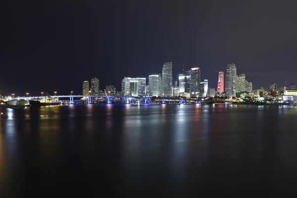 Panorama panoramę miasta Miami w nocy — Zdjęcie stockowe