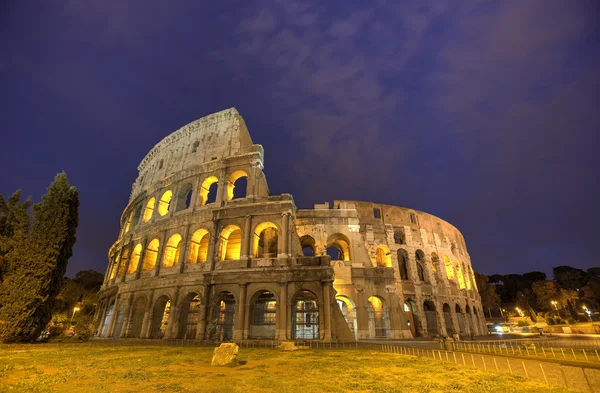 Colosseo a Roma, Italia durante il tramonto — Foto Stock