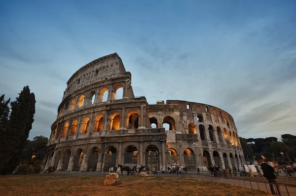 Coliseu em Roma, Itália durante o pôr do sol — Fotografia de Stock