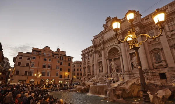 นักท่องเที่ยวเยี่ยมชม Fontana di Trevi — ภาพถ่ายสต็อก