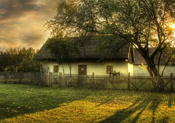 Lone house i sunet — Stockfoto