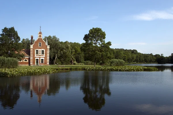 Häuschen mit wunderschönem See und Wald. — Stockfoto