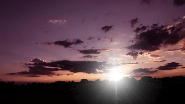 Sommeruklart landskap ved solnedgang – stockfoto