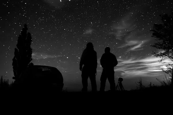 Silueta del fotógrafo disparando estrellas nocturnas — Foto de Stock