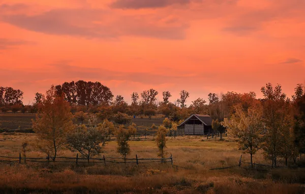 Ferme au coucher du soleil — Photo