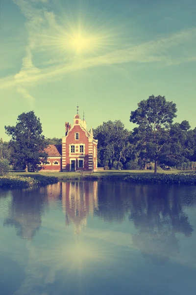 Little house with beautiful lake and forest. — Stock Photo, Image