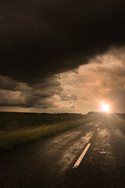 yol asfalt ve karanlık fırtına bulutları ele