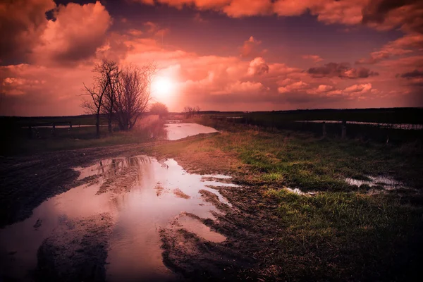 Paisagem rural e água interior ao pôr do sol com raio de sol — Fotografia de Stock