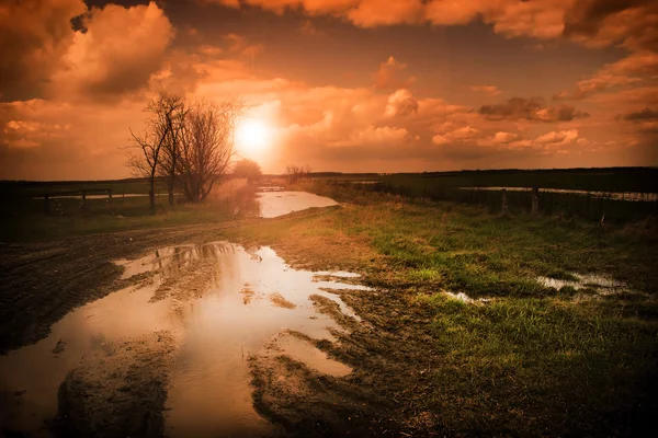 Rural scenery and inside water in sunset with ray of sunshine — Stock Photo, Image