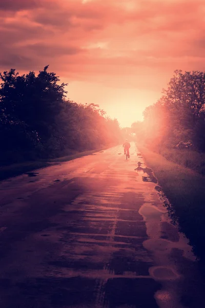 Vintage motard au coucher du soleil — Photo