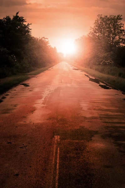 Estrada de asfalto ao pôr do sol — Fotografia de Stock