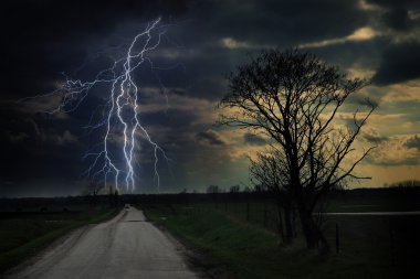 Fırtına Lightning'ler üzerinde yol ile