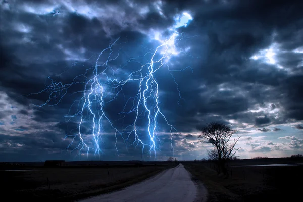 Gewitter mit Blitzen über Straße — Stockfoto