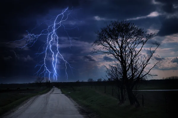 Gewitter mit Blitzen über Straße — Stockfoto