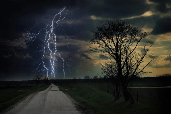 Storm med blixtar över vägen — Stockfoto