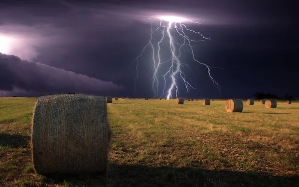 Balíky slámy a bouře — Stock fotografie