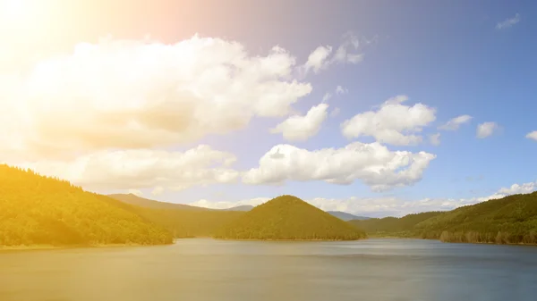 Paisagem romena com lago — Fotografia de Stock