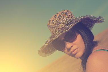 şapka ve güneş gözlüğü güzel kadın