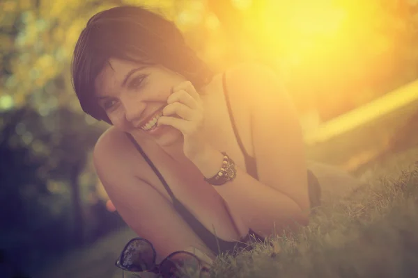 Vrouw ligt op gras — Stockfoto