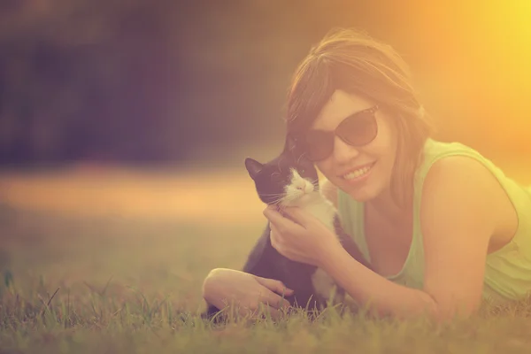 Mulher feliz com gato — Fotografia de Stock