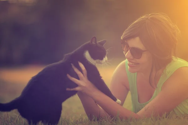 Mujer feliz con gato — Foto de Stock