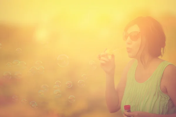 Красивая женщина, пускающая мыльные пузыри — стоковое фото