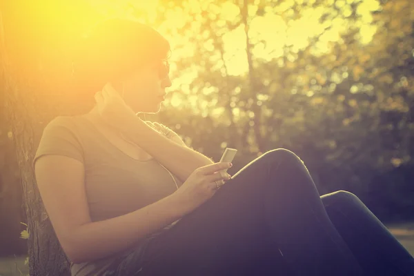 Ragazza che ascolta musica attraverso le cuffie — Foto Stock