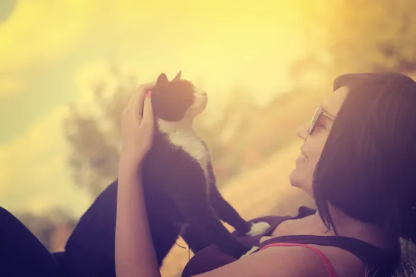 Mujer feliz con gato — Foto de Stock