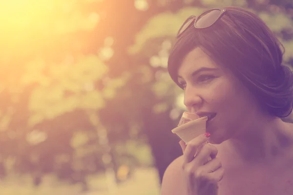 Krásná žena jíst chutné zmrzliny — Stock fotografie