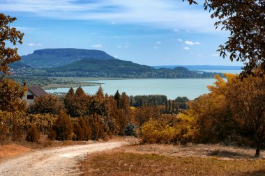 Dağ ve göl manzarası