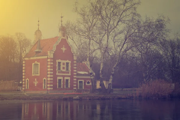 Piccola casa con bellissimo lago e foresta — Foto Stock