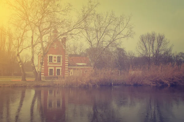 Huisje met prachtige meer en bos — Stockfoto