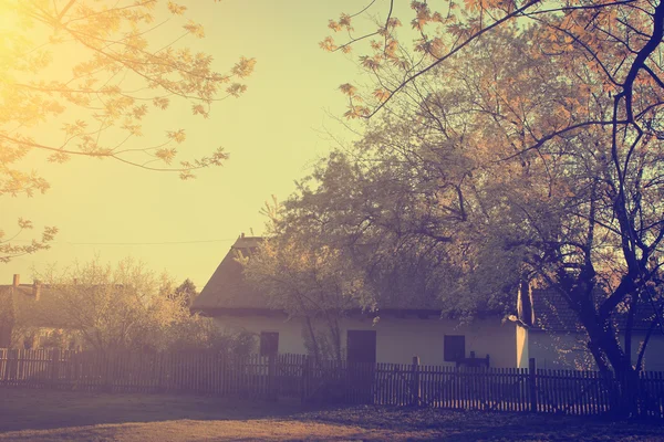 Lone house i sunet — Stockfoto