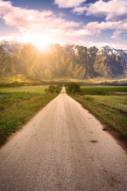 dağ geçmişi olan çayır