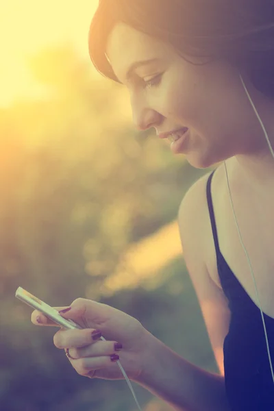 Dziewczyna słuchania muzyki przez słuchawki — Zdjęcie stockowe