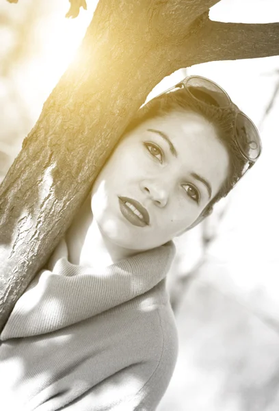 Retrato de mujer en blanco y negro al aire libre —  Fotos de Stock